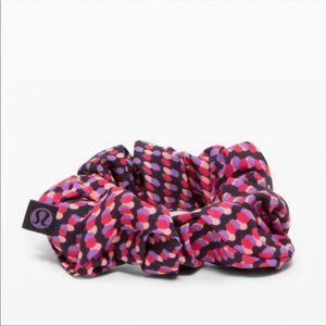 Lululemon Uplifting Scrunchie *Seawheeze 2020
